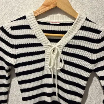 DRESSTERIOR 스트라이프 V넥 스웨터