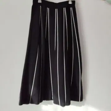 니트 스커트 블랙과 화이트 스트라이프