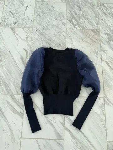 네이비 퍼프 슬리브 니트탑