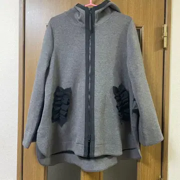 앤드러브 프릴 장식 그레이 후드티