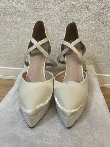 아이보리 스틸레토 하이힐