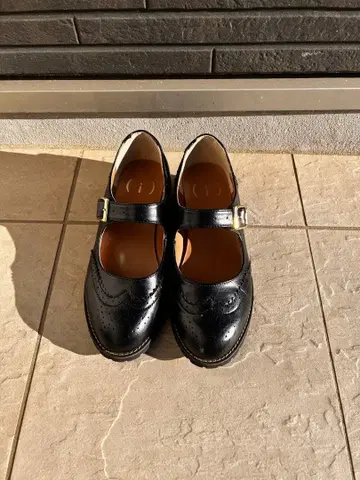 블랙 가죽 스트랩 로퍼