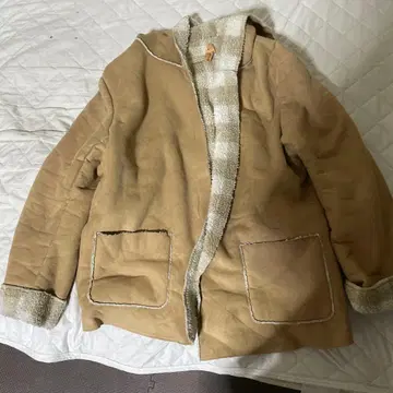 후드 부착 베이지 코트