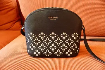 [ kate spade ] 실비아 돔 가죽 크로스 바디 백