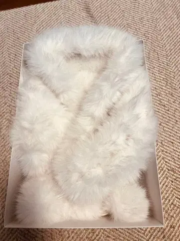 화이트 퍼 숄 폼폼 포함