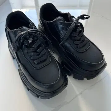 Glam Lips 블랙 통굽 스니커즈