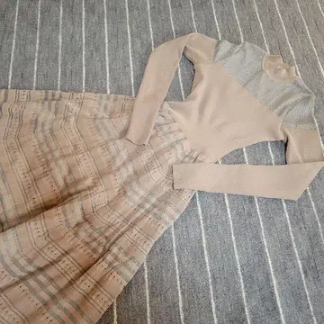 리엔다 베이지 스트라이프 패턴 니트 원피스