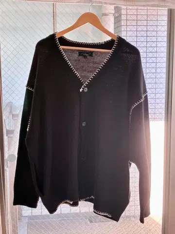 블랙 가디건 V넥 버튼 포함