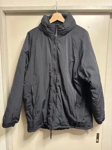 다크 그레이 후드 부착 다운 자켓