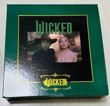 3coins x WICKED ArianaGrande 티셔츠