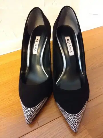 DIANA 블랙 스틸레토 하이힐