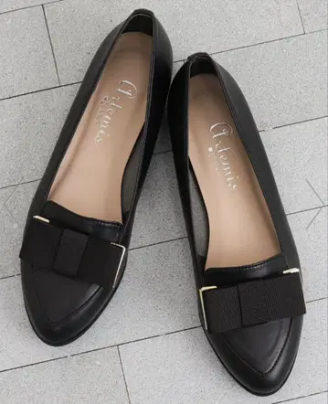 아르테미스 바이 다이애나 블랙 플랫슈즈 리본 포함