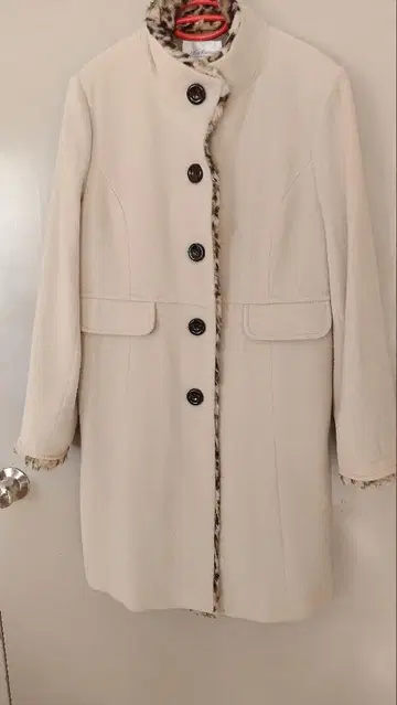 퍼 달린 크림색 롱 코트