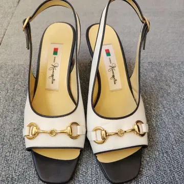 긴자 카네마츠 백 펌프스