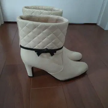 아이보리 퀼팅 리본 부티