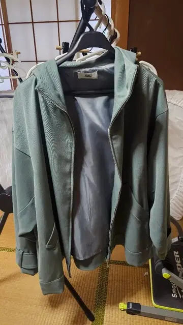 루즈 후드 부착 그린 자켓