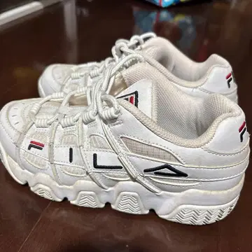 FILA 화이트 스니커즈