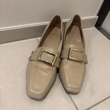 베이지 가죽 로퍼 골드 버클