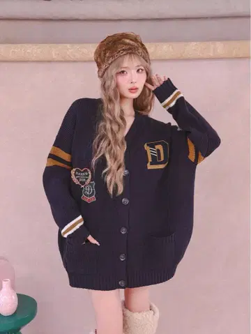 Darich 칼리지 와펜 V넥 니트 가디건