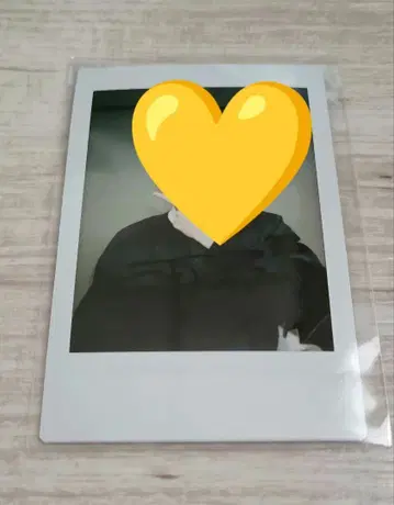 ASTRO 윤산하 친필 사인 폴라로이드