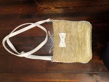 리본 포함 골드 화이트 숄더백