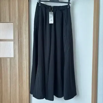 [택 포함 새상품] adidas 블랙 플레어 스커트