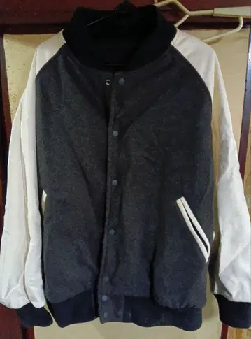 유니클로 그레이/화이트 래글런 슬리브 바시티 자켓