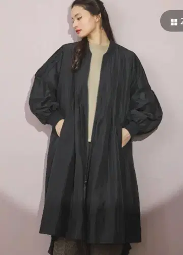 에스카 핀턱 밀리터리 롱 코트 블랙