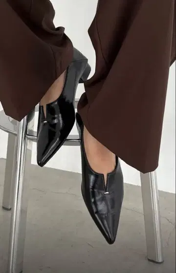 블랙 스틸레토 펌프스