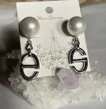 펄과 로고 디자인의 귀걸이