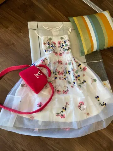 Chesty 자수 오간자 플라워 슬리브리스 원피스