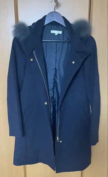 퍼 달린 네이비 롱 코트