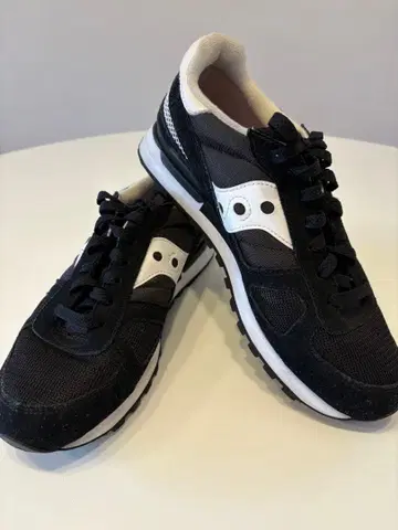 새상품급 Saucony 블랙/화이트 러닝화