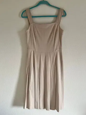 베이지 슬리브리스 무릎 기장 원피스