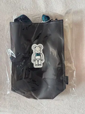 [ 인기 완판 ] 파미리아 숄더백 BE@RBRICK x familiar