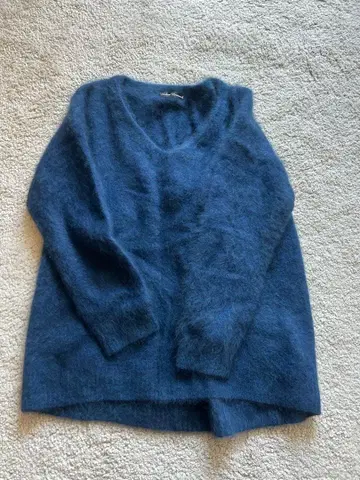 어반 리서치 다크 블루 V넥 모헤어 스웨터