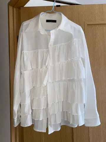 NOT CONVENTIONAL 프릴 달린 화이트 셔츠