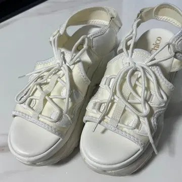 Chico 통굽 화이트 샌들