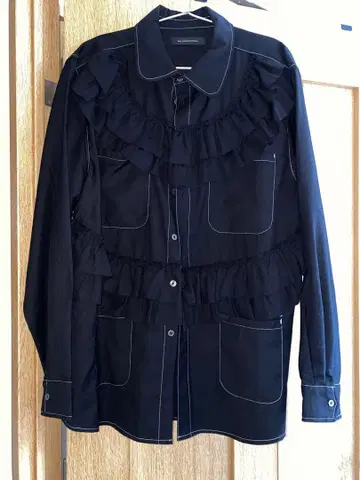 기존과는 다른 프릴 달린 블랙 긴팔 셔츠