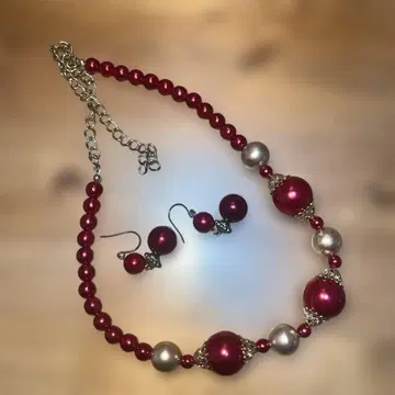 빨간색과 화이트 펄 비즈 목걸이와 귀찌 세트