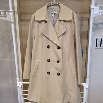 베이지 더블 브레스트 트렌치코트