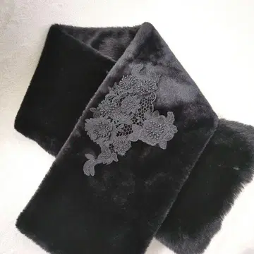 새상품급 근자와 레이스 꽃무늬 자수 에코 퍼 스톨 머플러 블랙