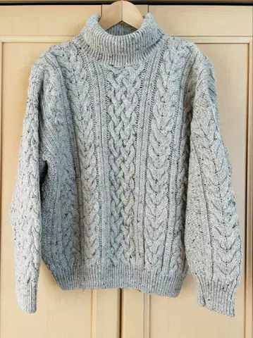 베이지 그레이 케이블 니트 터틀넥 스웨터