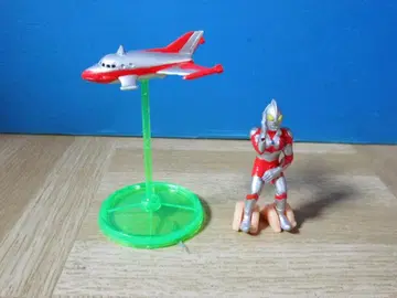 울트라맨 피규어와 비행기 세트 덤 포함 무료 배송