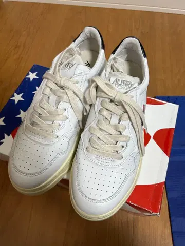 AUTRY MEDALIST LOW white 오토리 리 메달리스트 41