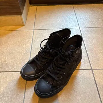 CONVERSE 블랙 하이컷 스니커즈