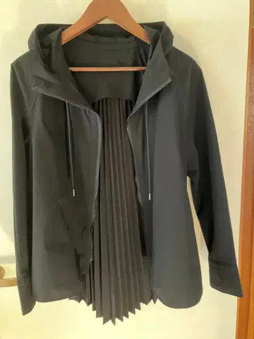 블랙 후드 부착 플리츠 자켓