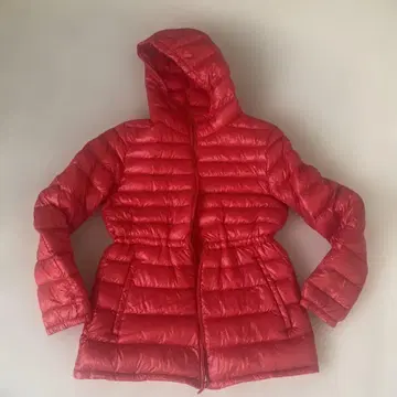 유니클로 울트라 라이트 다운 자켓 빨간색 M 사이즈 허리끈 조절 가능