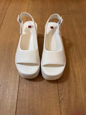 Hogli 화이트 플랫폼 샌들 새상품급