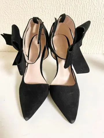 리본 포함 블랙 하이힐 펌프스